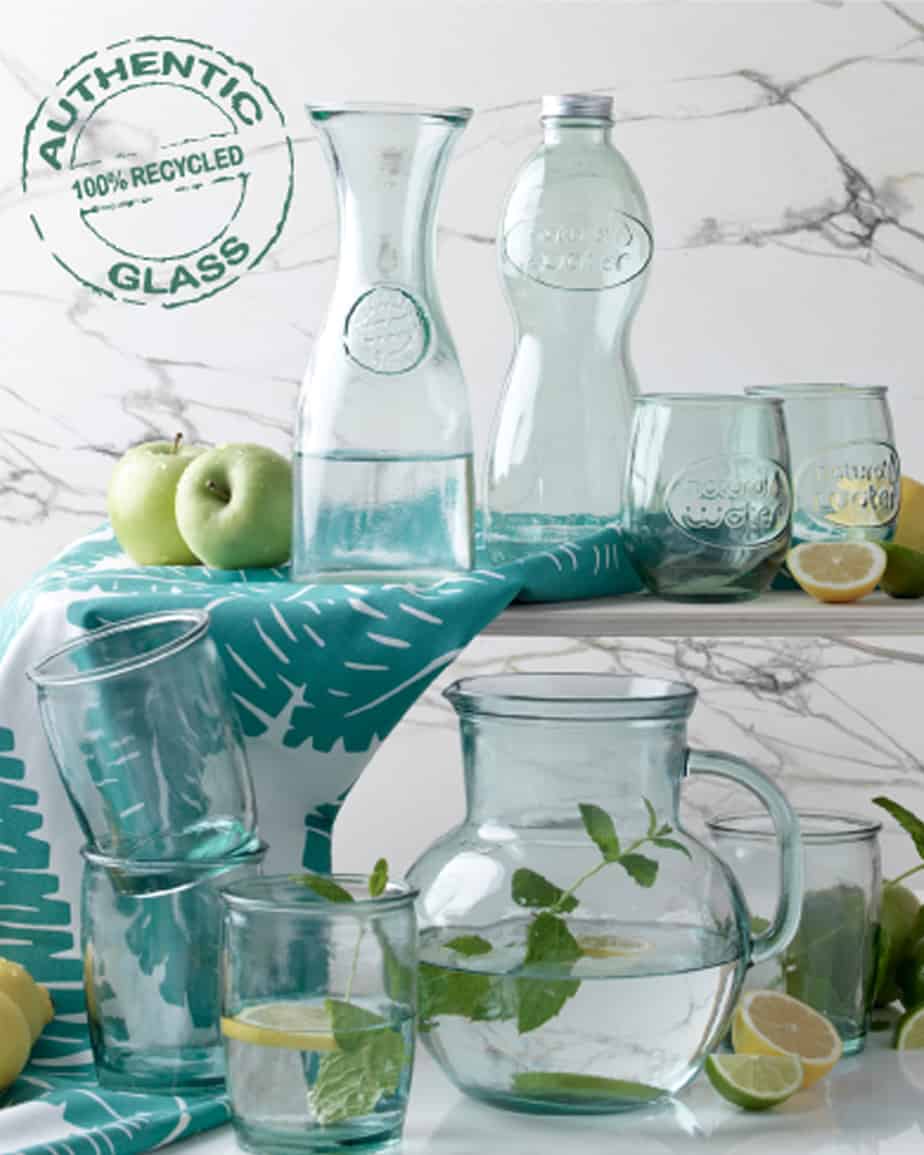 jarras y vasos de cristal reciclado